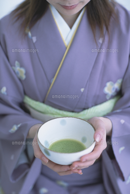 湯のみを持つ着物姿の女性 の写真素材 イラスト素材 アマナイメージズ 湯のみを持つ着物姿の女性 の写真素材 イラスト素材 アマナイメージズ