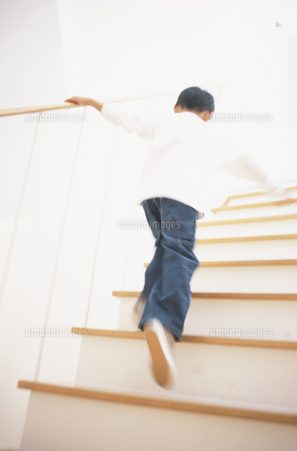 階段をのぼる子供 の写真素材 イラスト素材 アマナイメージズ