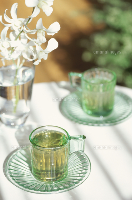 白い花と緑のティーカップに入った飲み物 の写真素材 イラスト素材 アマナイメージズ