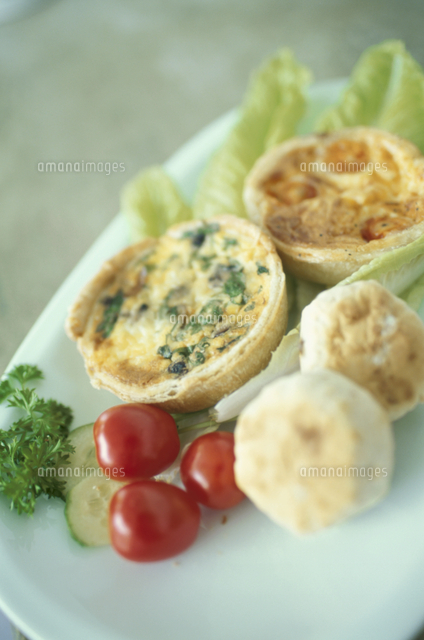 ミニトマトと盛り付けたキッシュ の写真素材 イラスト素材 アマナイメージズ