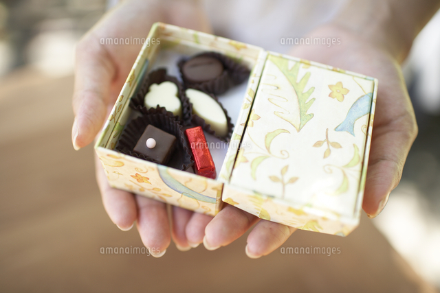 チョコレートボックスをのせた手 の写真素材 イラスト素材 アマナイメージズ
