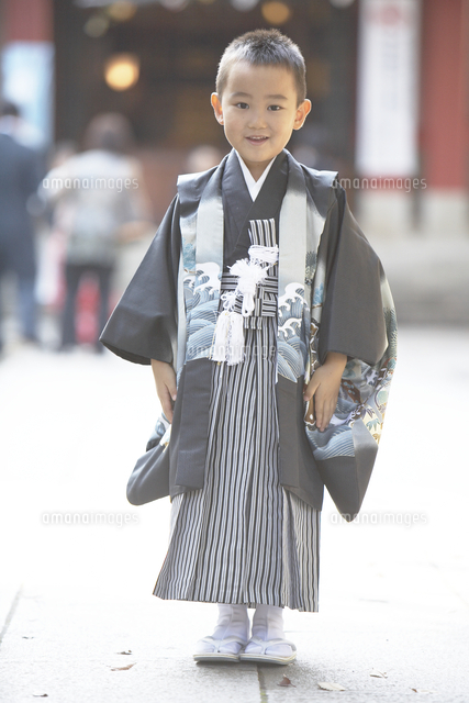 七五三の着物を着た男の子 の写真素材 イラスト素材 アマナイメージズ