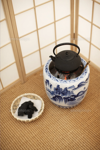 火鉢と鉄瓶[10733012324]の写真・イラスト素材｜アマナイメージズ