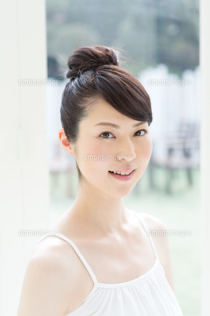 キャミソールを着た肌の綺麗な女性 の写真素材 イラスト素材 アマナイメージズ