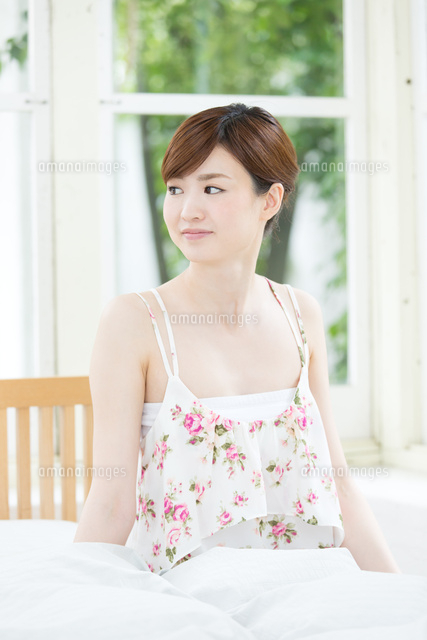 キャミソールの女性 キャミソールの美しい女性[10736000831]の写真・イラスト素材｜アマナイメージズ