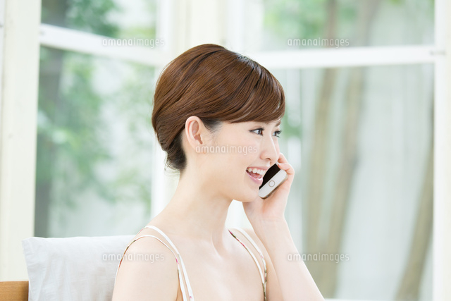 キャミソールの女性