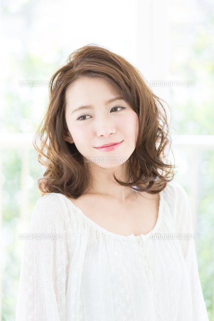 お洒落な髪型の女性ヘアスタイルイメージ の写真素材 イラスト素材 アマナイメージズ