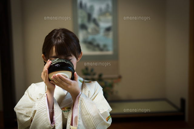 着物で抹茶を飲む若い女性 の写真素材 イラスト素材 アマナイメージズ