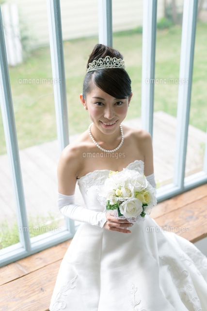 ウエディングドレスを着た美しい花嫁 の写真素材 イラスト素材 アマナイメージズ