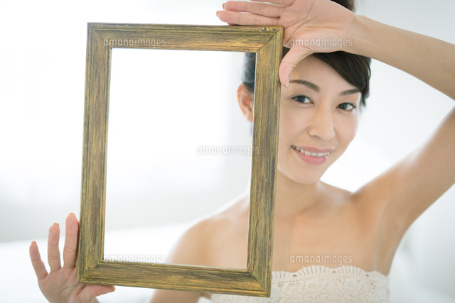 額縁を持つ美しい女性 の写真素材 イラスト素材 アマナイメージズ