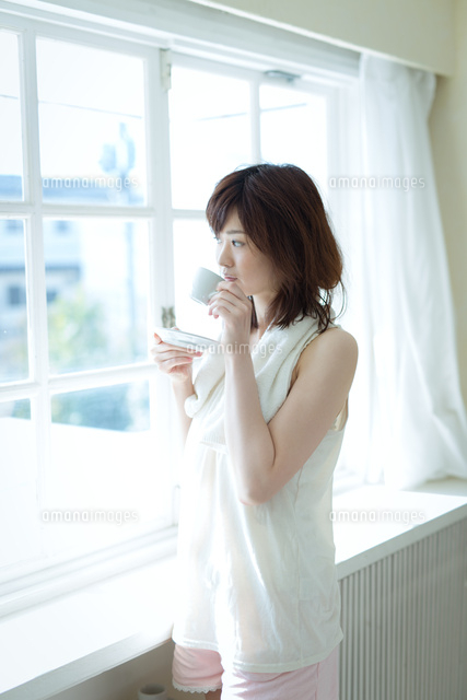朝コーヒーを飲む女性 の写真素材 イラスト素材 アマナイメージズ