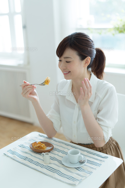 スイーツを楽しむ女性 の写真素材 イラスト素材 アマナイメージズ