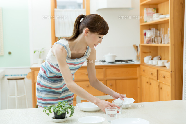 台所で家事をする主婦 の写真素材 イラスト素材 アマナイメージズ