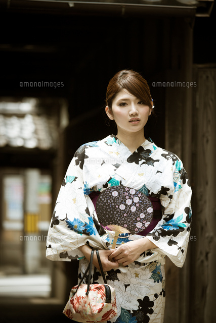 京都の浴衣女性 の写真素材 イラスト素材 アマナイメージズ