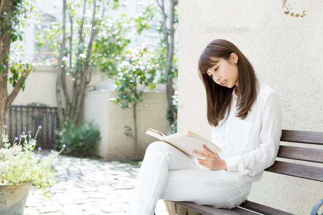 ベンチに座って読書する若い女性 10736003495 の写真素材 イラスト素材 アマナイメージズ