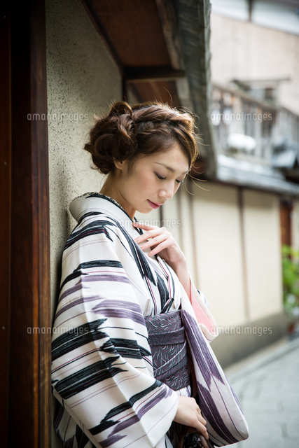 京都で着物を着た女性[10736003559]の写真・イラスト素材