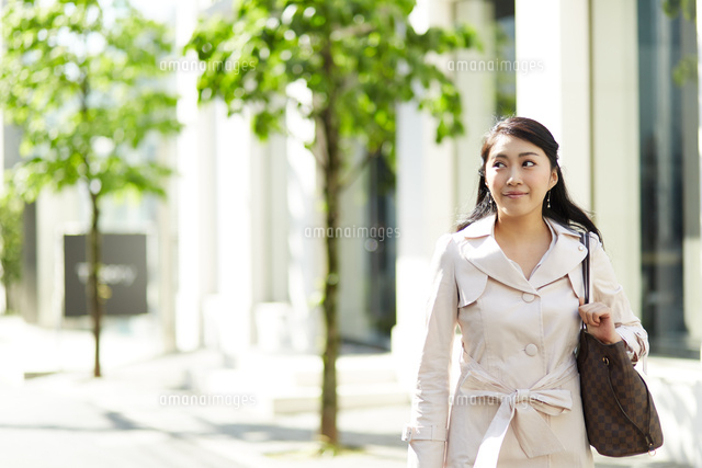 街を歩くトレンチコートの女性 の写真素材 イラスト素材 アマナイメージズ