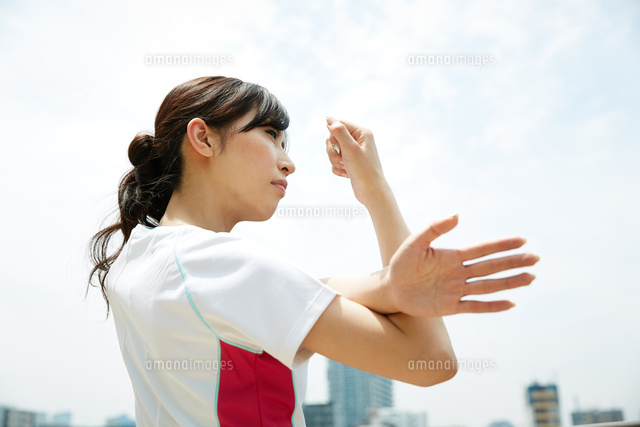 運動前に準備運動をする若い女性 の写真素材 イラスト素材 アマナイメージズ