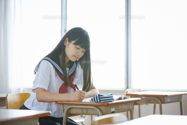 教室で勉強するセーラー服の生徒 の写真素材 イラスト素材 アマナイメージズ