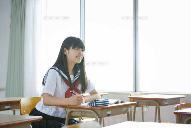 教室で勉強するセーラー服の生徒 の写真素材 イラスト素材 アマナイメージズ