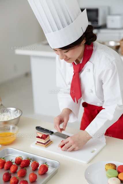 スイーツをつくるパティシエ の写真素材 イラスト素材 アマナイメージズ