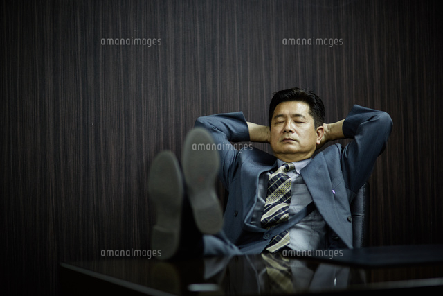 目を閉じて椅子に座るビジネスマン の写真素材 イラスト素材 アマナイメージズ