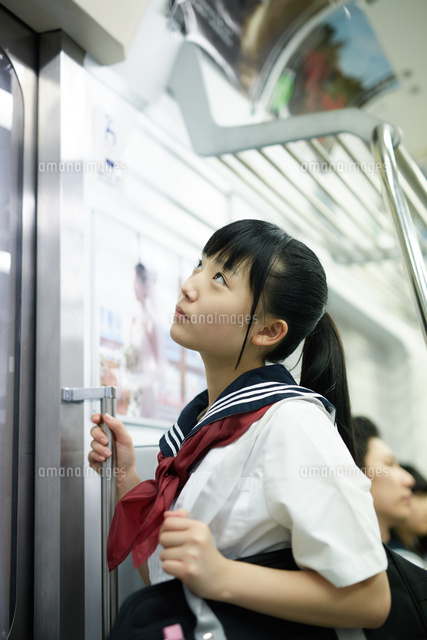 電車通学中の女子高生 の写真素材 イラスト素材 アマナイメージズ