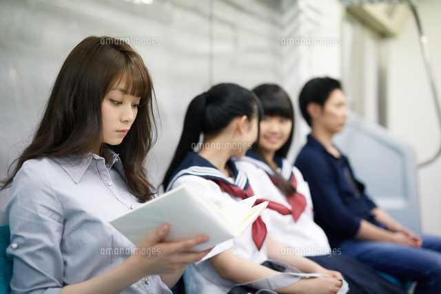電車に座る人達 の写真素材 イラスト素材 アマナイメージズ