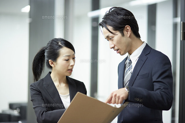 先輩社員の意見を聞くビジネスウーマン の写真素材 イラスト素材 アマナイメージズ