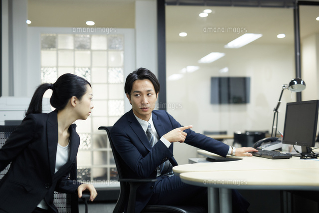 仕事の相談をするビジネスマン の写真素材 イラスト素材 アマナイメージズ
