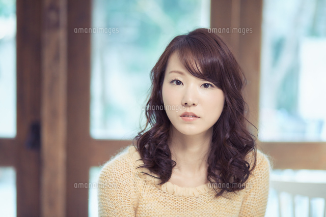 ミディアムヘアの爽やかな女性 の写真素材 イラスト素材 アマナイメージズ