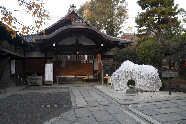 12月冬 安井金毘羅宮の縁切り縁結び碑 京都祇園 の写真素材 イラスト素材 アマナイメージズ
