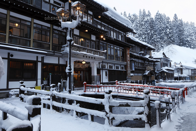 2月冬 雪の銀山温泉 東北の冬景色 の写真素材 イラスト素材 アマナイメージズ