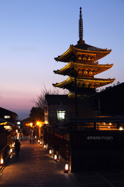 3月春 黄昏の八坂の塔 京都の春景色 の写真素材 イラスト素材 アマナイメージズ