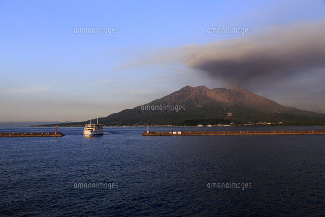 平成27年7月 鹿児島市街から見た噴火する桜島 の写真素材 イラスト素材 アマナイメージズ