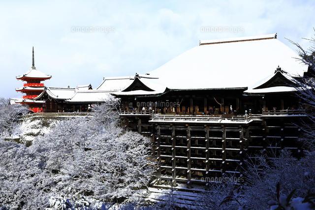 1月 清水の舞台 と三重塔-清水寺の雪景色-[10738002367]の写真