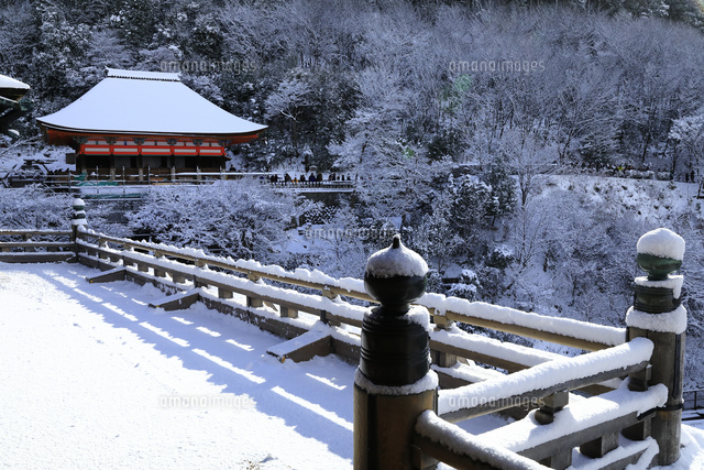 1月 清水の舞台から見た奥の院-清水寺の雪景色-[10738002428]の写真