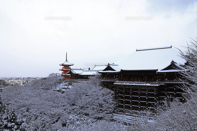 1月 清水の舞台から見た奥の院-清水寺の雪景色-[10738002428]の写真