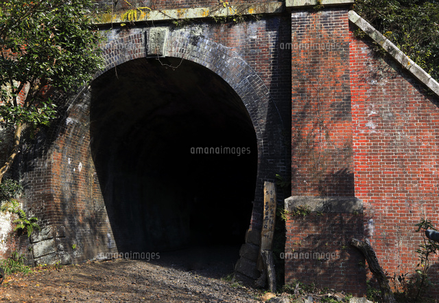 12月 紅葉の愛岐トンネル群 近代化産業遺産 の写真素材 イラスト素材 アマナイメージズ