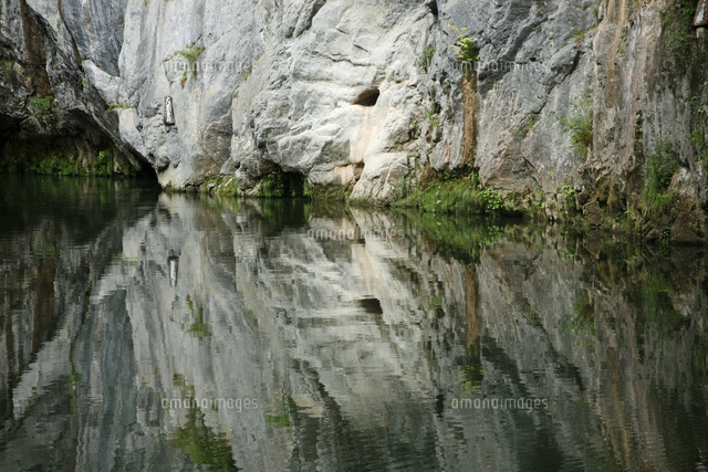 6月 初夏の猊鼻渓（げいびけい） -石灰岩断崖の峡谷美-[10738006276]の