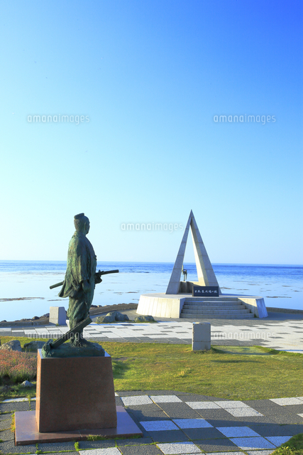 7月 宗谷岬 のモニュメント「日本最北端の地」と間宮林蔵像