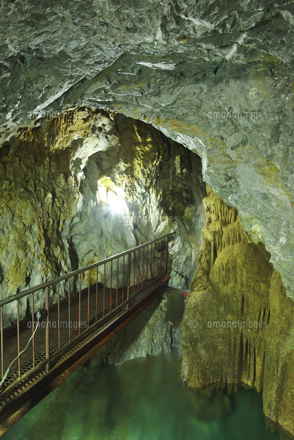 稲積水中鍾乳洞 の写真素材 イラスト素材 アマナイメージズ