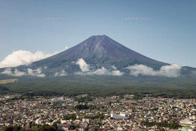 新倉山浅間公園より望む夏の富士山と富士吉田の街並み[10743000524]の