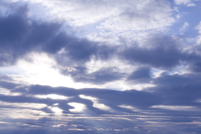 雲の隙間から覗く太陽の光 の写真素材 イラスト素材 アマナイメージズ