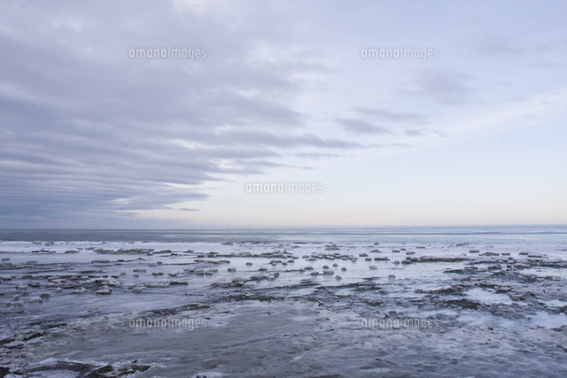凍った海と曇り空 の写真素材 イラスト素材 アマナイメージズ