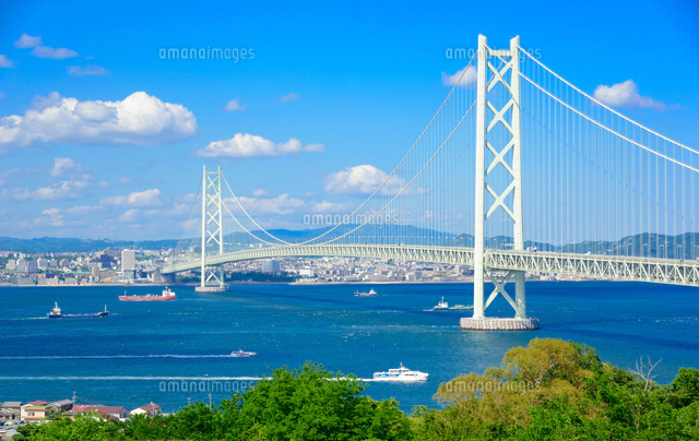 明石海峡大橋と神戸市の街並み[10750000361]の写真・イラスト素材