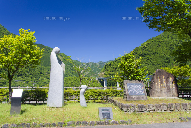 五木子守歌公園の母子像[10751000485]の写真・イラスト素材｜アマナ