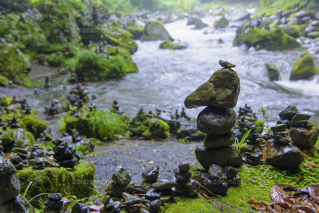 天安河原の積み石[10751000784]の写真・イラスト素材｜アマナイメージズ