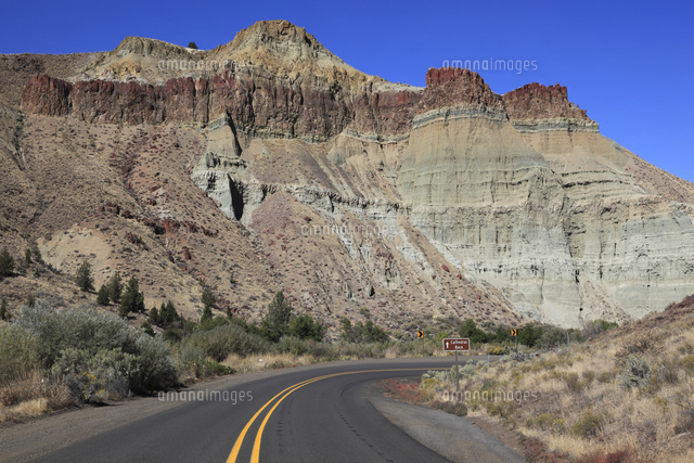 ジョン デイ化石層国定公園のカテドラル ロック の写真素材 イラスト素材 アマナイメージズ