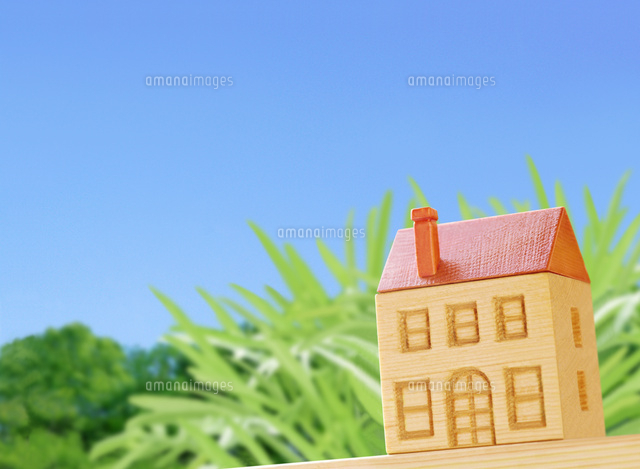 木の家と青空 の写真素材 イラスト素材 アマナイメージズ